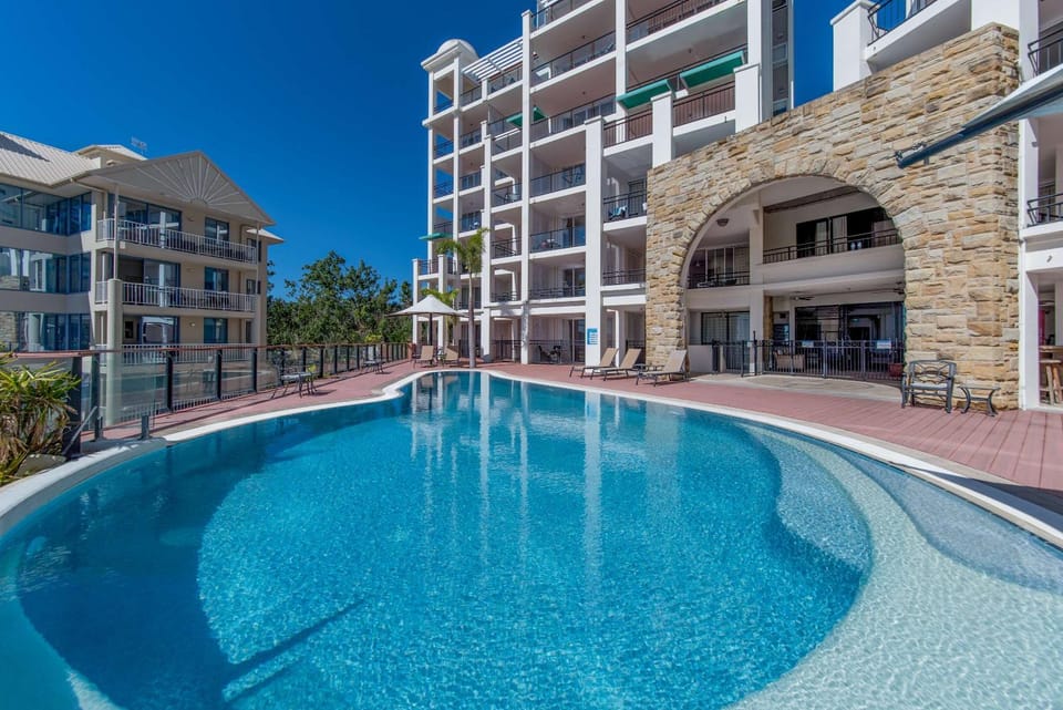 Property building, Day, Swimming pool, sunbed