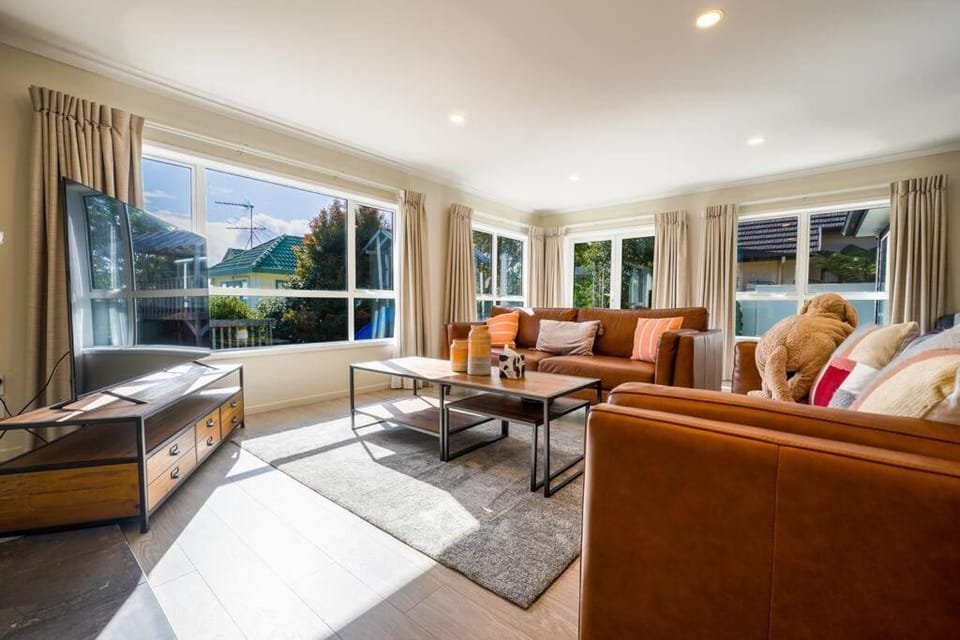 Three-Bedroom Home in Somerville Villa in Auckland