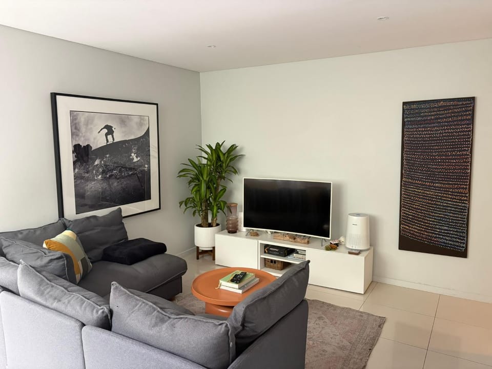 A modern two bedroom apartment! Quiet, secure and 1 minute walk to Bondi Beach! Apartment in Sydney