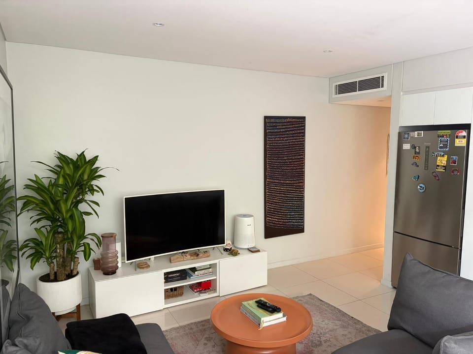 A modern two bedroom apartment! Quiet, secure and 1 minute walk to Bondi Beach! Apartment in Sydney