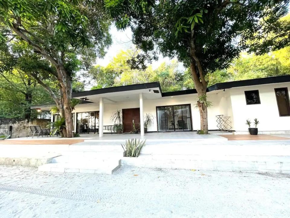 Secluded 4BD Beach Villa, Fast Wifi, Pet Friendly Villa in Calabarzon