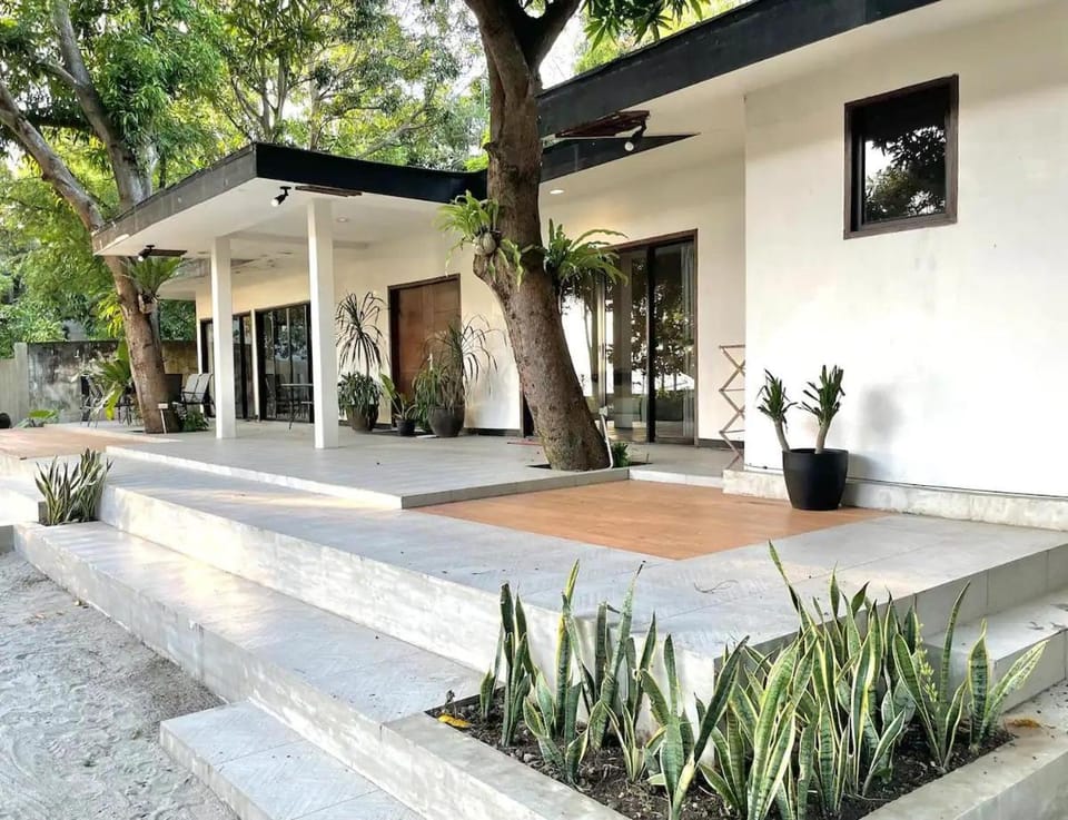 Secluded 4BD Beach Villa, Fast Wifi, Pet Friendly Villa in Calabarzon