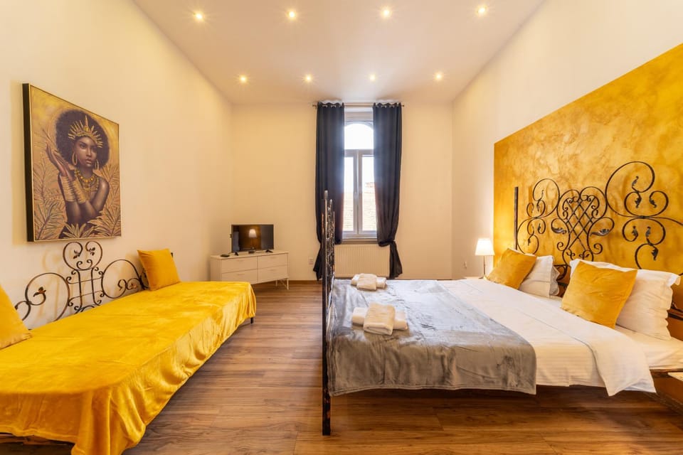 Grand Historic Residence with New Luxury Marble Design-Main Square Apartment in Cluj-Napoca