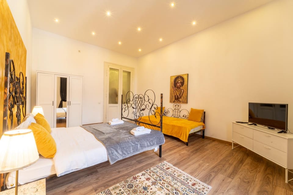 Grand Historic Residence with New Luxury Marble Design-Main Square Apartment in Cluj-Napoca