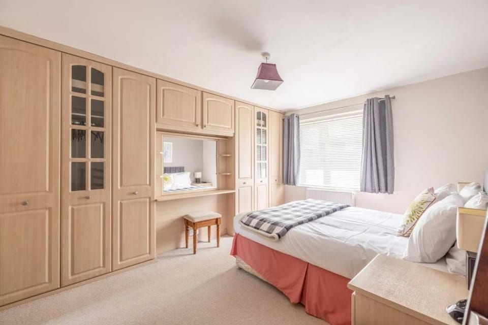 7 Sleeper Cosy Home in Windsor Parking & Legoland House in Windsor