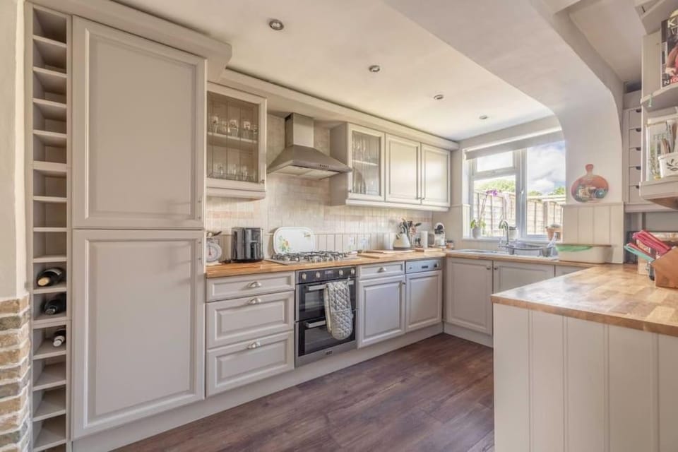 7 Sleeper Cosy Home in Windsor Parking & Legoland House in Windsor