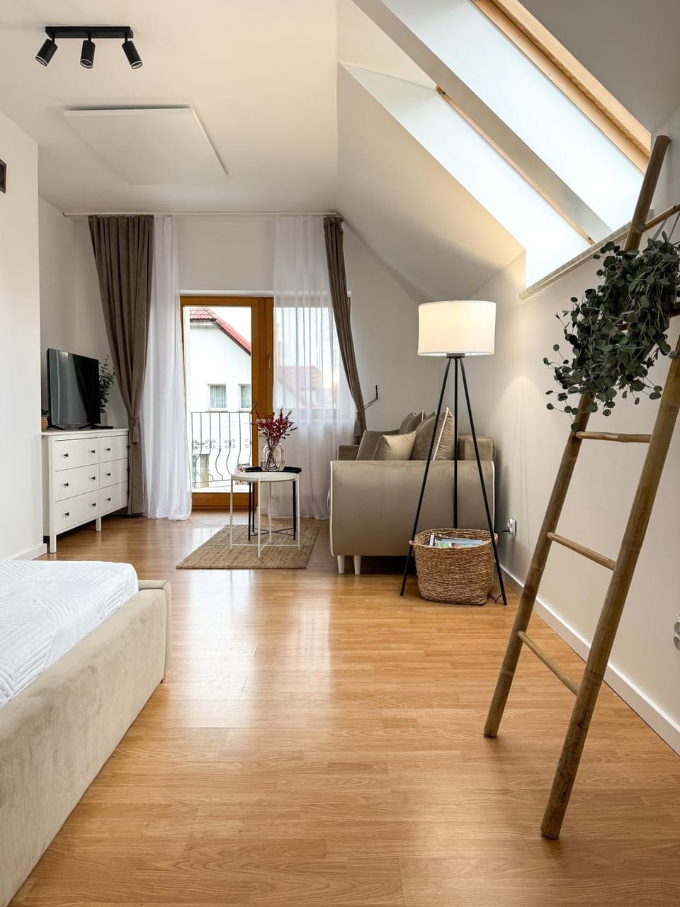 Bed, TV and multimedia, Living room, Photo of the whole room, Seating area, Bedroom