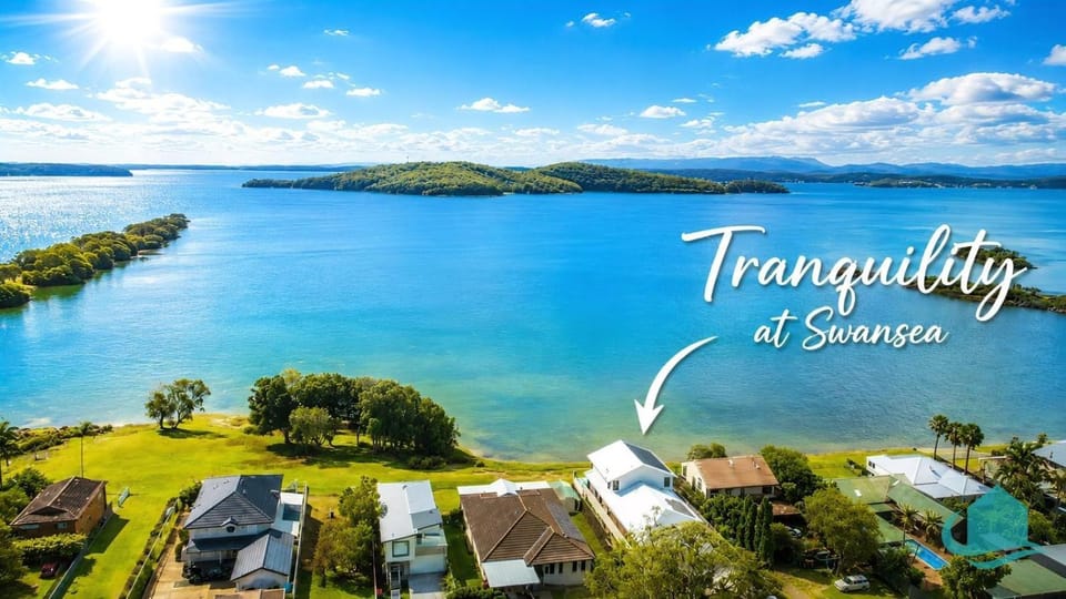 Tranquillity on the Lake - Waterfront + Pool House in Swansea