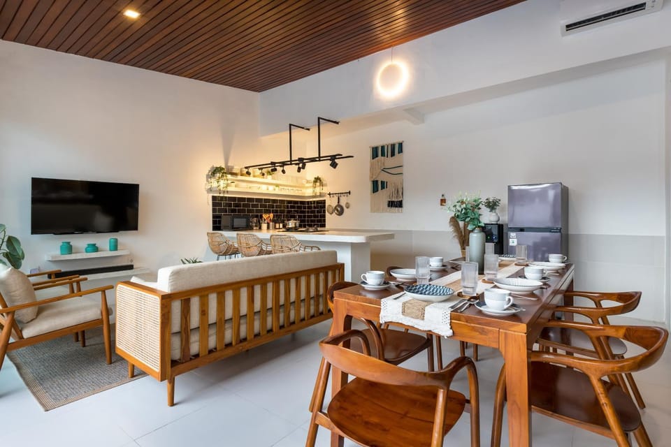 TV and multimedia, Kitchen or kitchenette, Living room, Seating area, Dining area