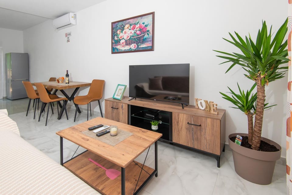 TV and multimedia, Kitchen or kitchenette, Living room, Seating area, air conditioner