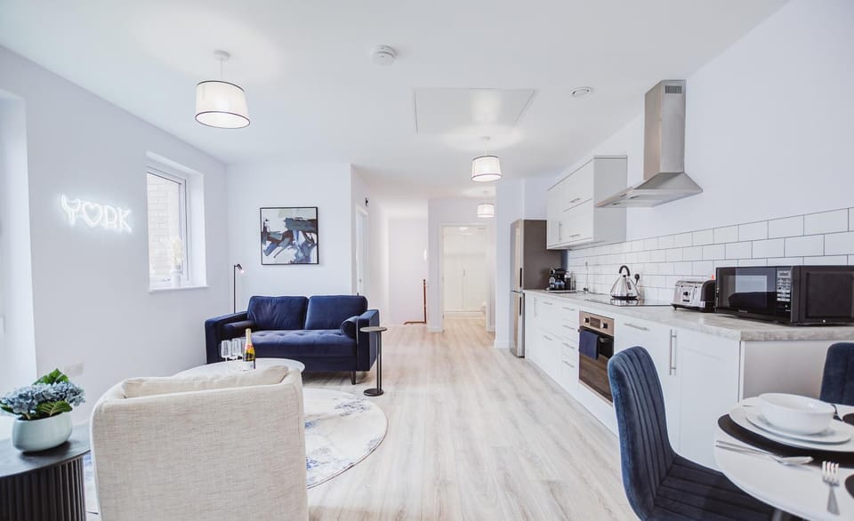 Kitchen or kitchenette, Living room, Seating area, Dining area, stove