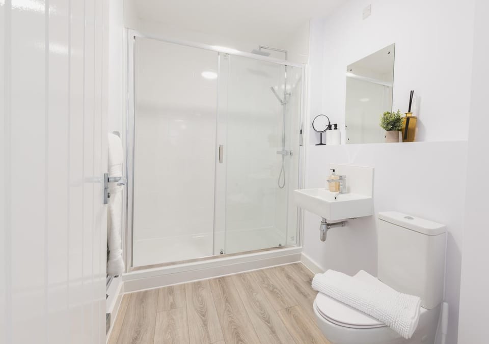 Shower, Toilet, Bathroom, towels