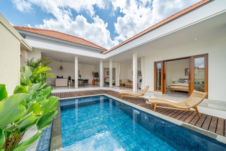 Property building, Patio, Balcony/Terrace, Swimming pool, Swimming pool, sunbed