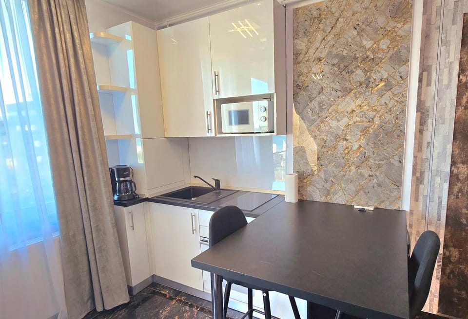 Kitchen or kitchenette, Dining area, stove