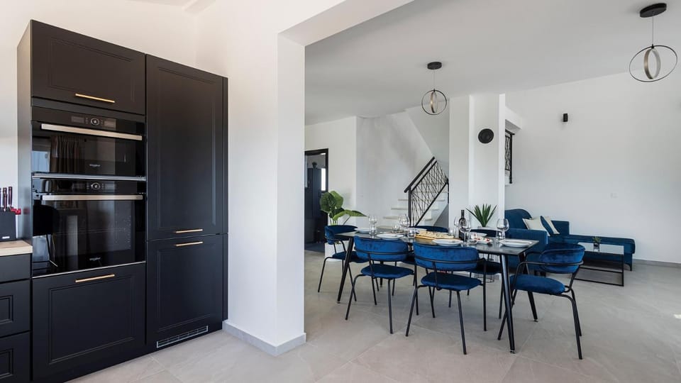 Kitchen or kitchenette, Seating area, Dining area