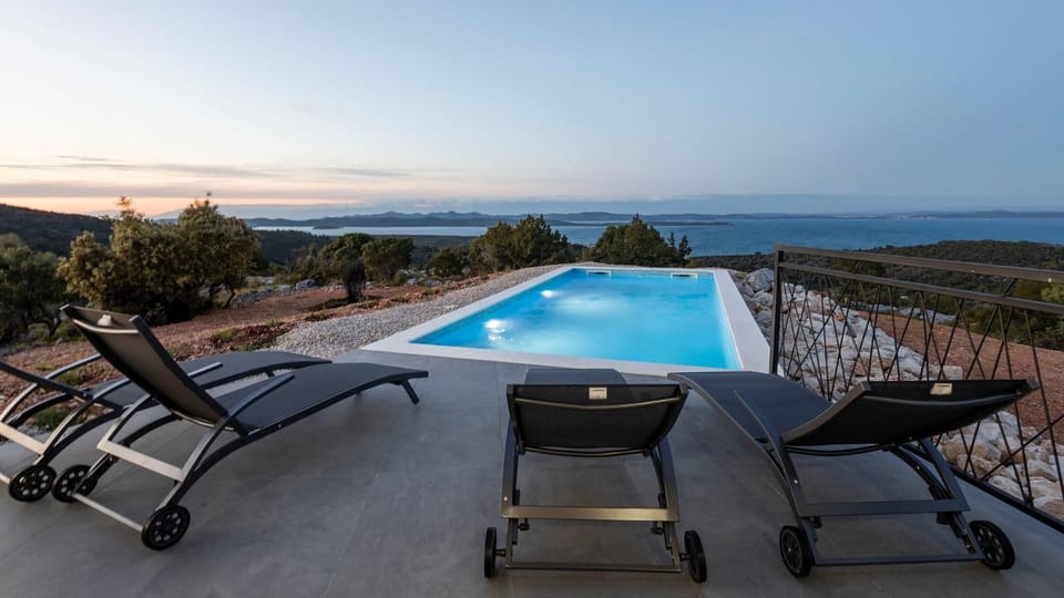 Property building, Garden, Balcony/Terrace, Seating area, Swimming pool