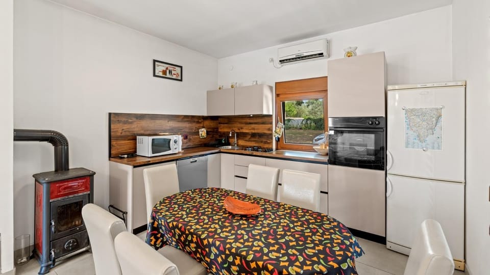 Kitchen or kitchenette, Seating area, Dining area, air conditioner