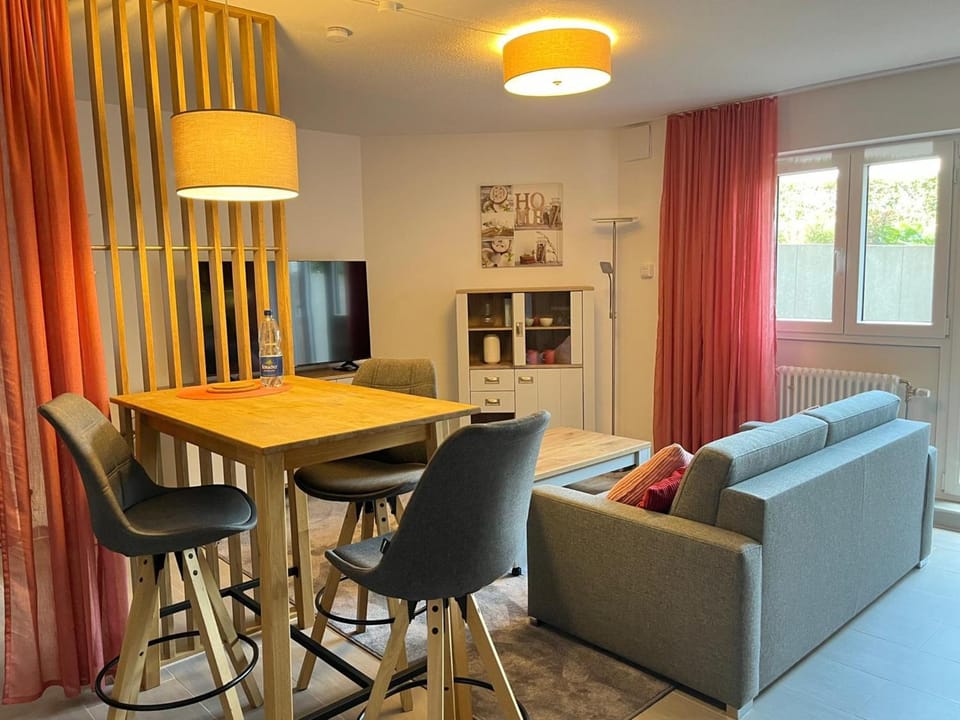 TV and multimedia, Living room, Seating area, Dining area