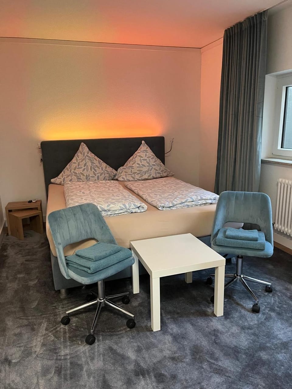 Bed, Photo of the whole room, Seating area, Bedroom