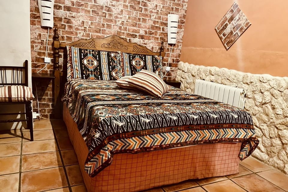 6 Bed House Sleeps 12 - Pool Hot Tub Fireplace House in Vinalopó Mitjà