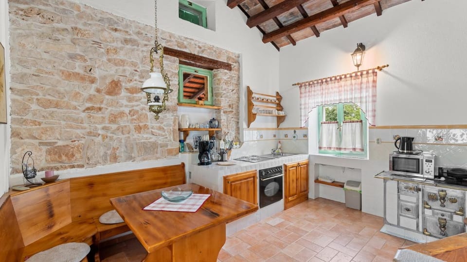 Kitchen or kitchenette, Seating area, Dining area, air conditioner