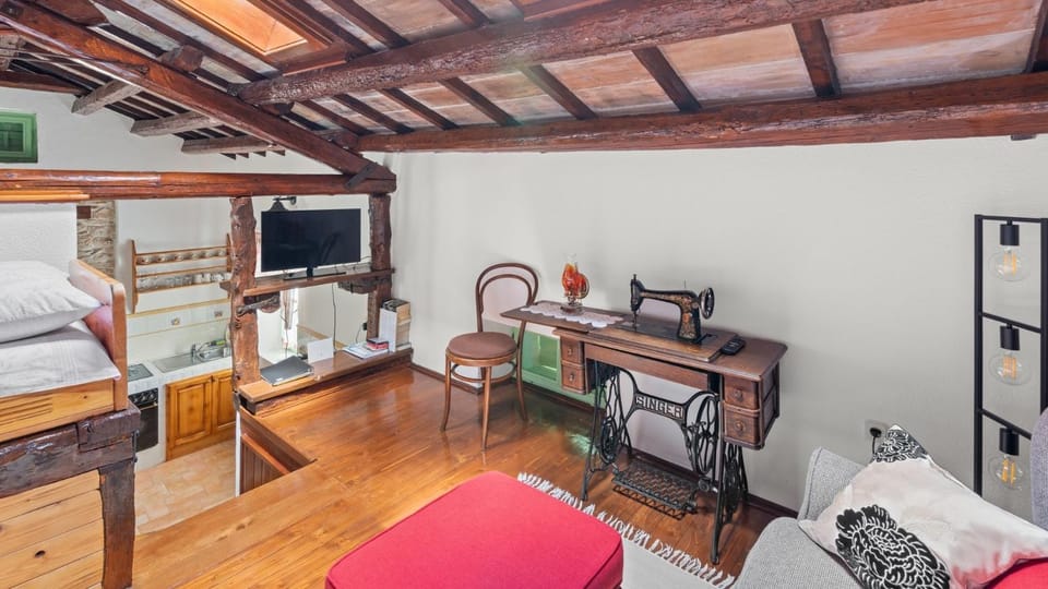 Living room, Seating area, air conditioner