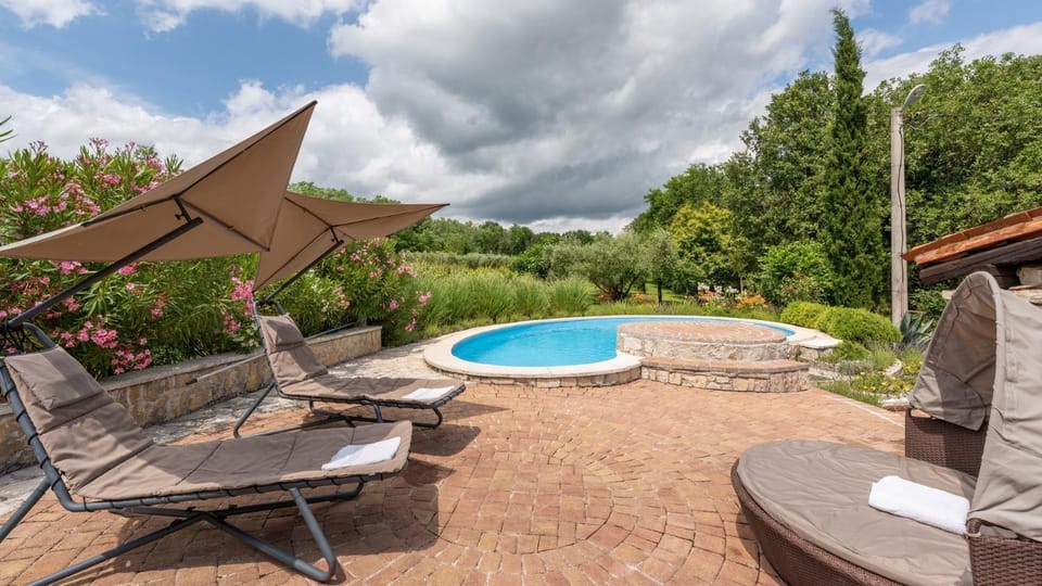 Property building, Garden, Balcony/Terrace, Seating area, Swimming pool