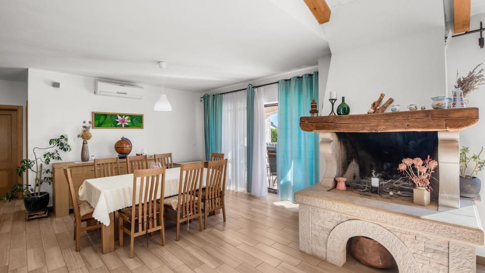 Living room, Seating area, Dining area, air conditioner