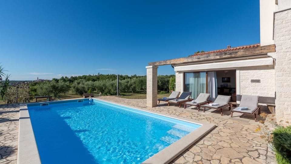 Property building, Garden, Balcony/Terrace, Seating area, Swimming pool