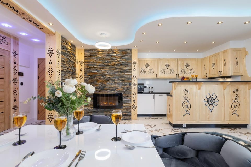 Kitchen or kitchenette, Living room, Seating area, Dining area, stove
