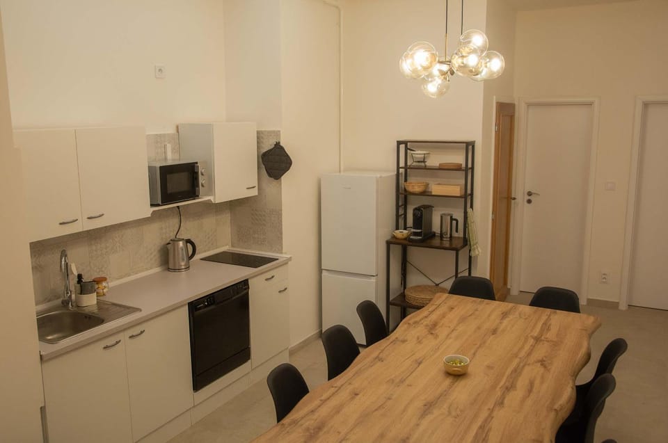 Coffee/tea facilities, Kitchen or kitchenette, Dining area, dishwasher, stove