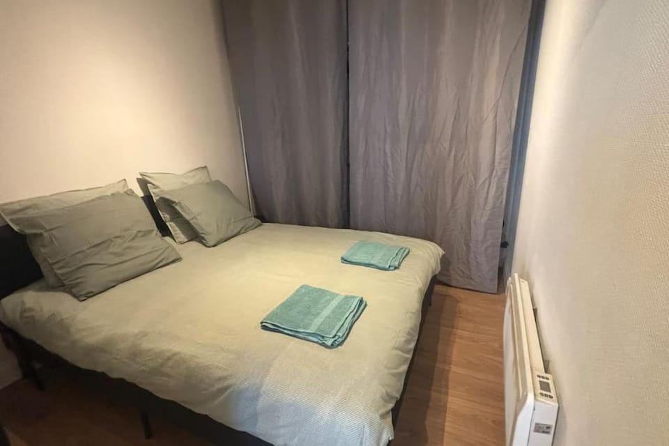 Bed, Photo of the whole room, towels