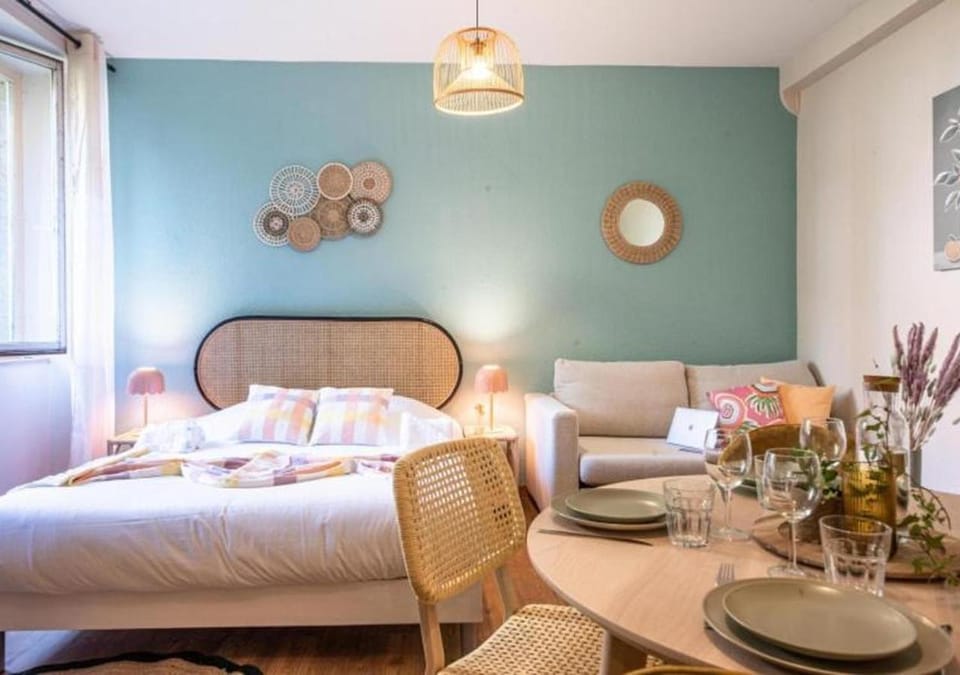 Bed, Living room, Photo of the whole room, Seating area, Bedroom