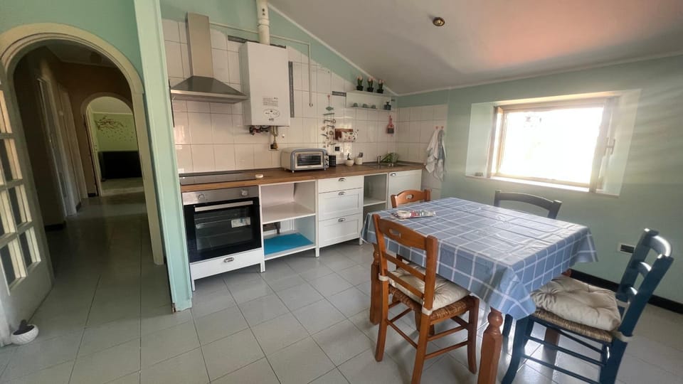 Kitchen or kitchenette, minibar, oven, stove