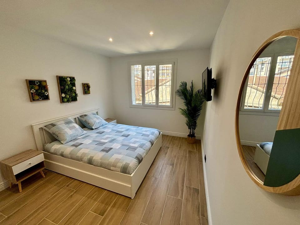 Bed, Living room, Photo of the whole room, Bedroom