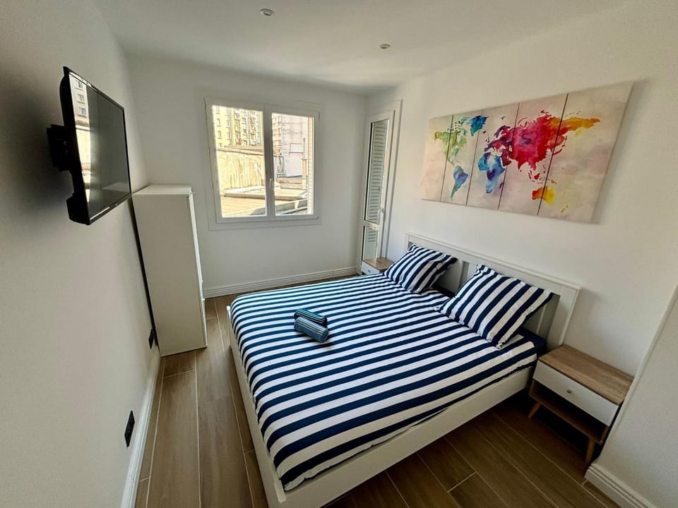 Bed, TV and multimedia, Photo of the whole room, Bedroom