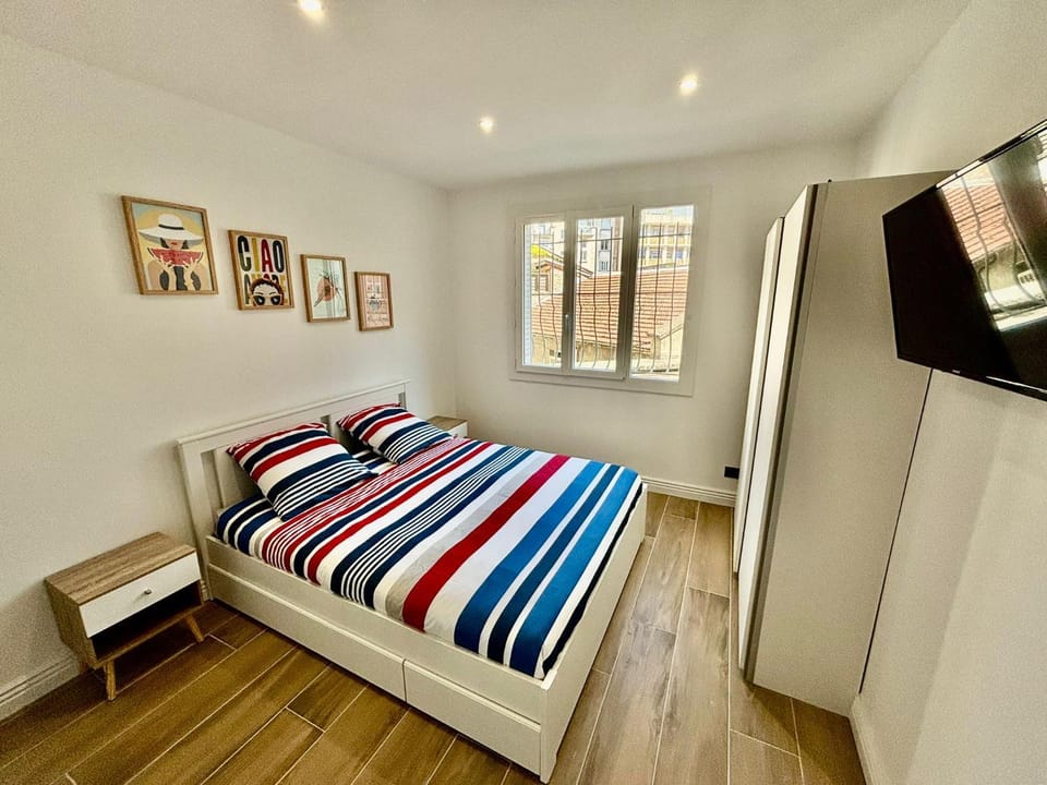 Bed, TV and multimedia, Photo of the whole room, Bedroom