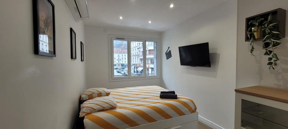 Bed, TV and multimedia, Photo of the whole room, Bedroom