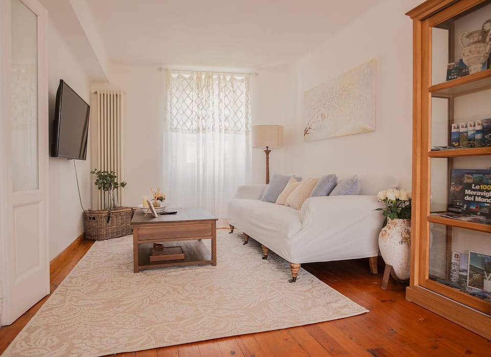 Library, TV and multimedia, Living room, Seating area, Guests, Guests