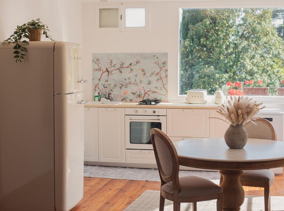 Kitchen or kitchenette, Living room, Seating area, Dining area, kitchen