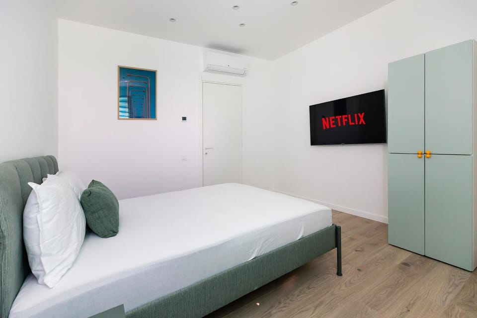 Bed, TV and multimedia, Bedroom