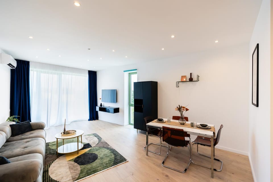 TV and multimedia, Living room, Seating area, Dining area