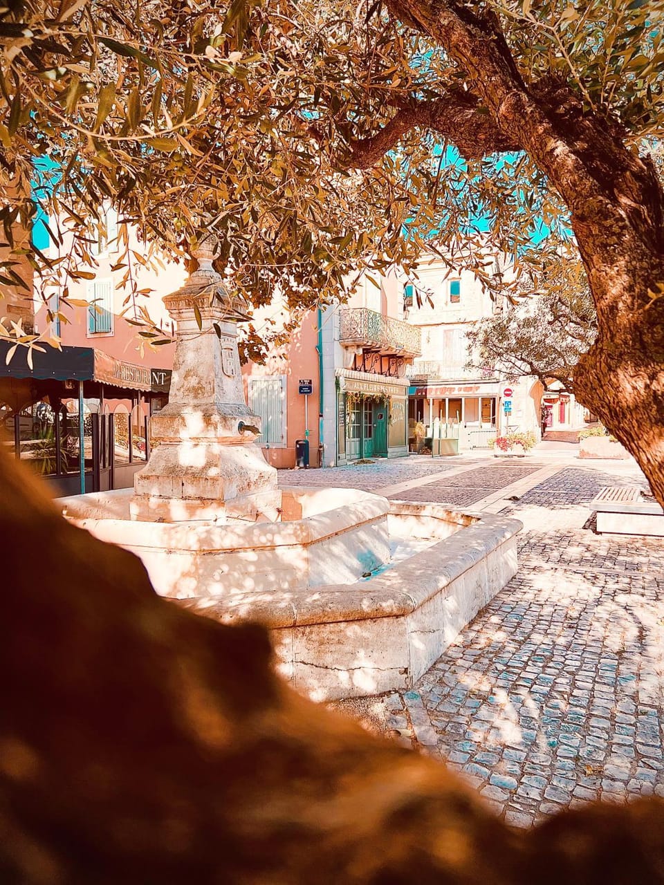 Property building, Restaurant/places to eat, Activities, Bowling, Golfcourse, Horse-riding, Hiking, Cycling, Animals, Swimming pool, Entertainment, Family, ATM, hair dresser