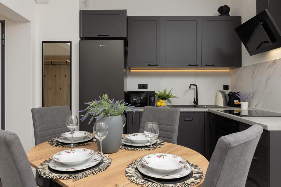 Coffee/tea facilities, Kitchen or kitchenette, Living room, Seating area, Dining area, oven, stove