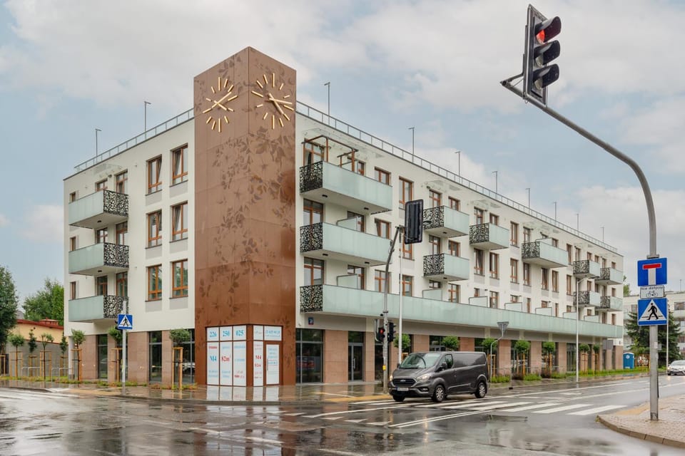 Property building, Off site, Day, Neighbourhood, Location