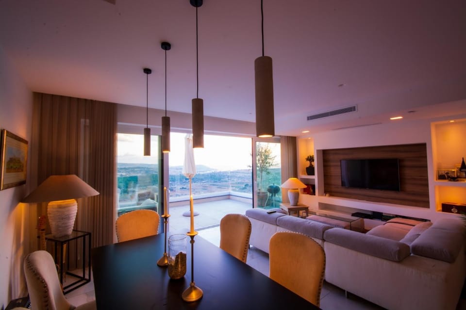 Communal lounge/ TV room, Bed, Natural landscape, TV and multimedia, Living room, Photo of the whole room, Seating area, Evening entertainment
