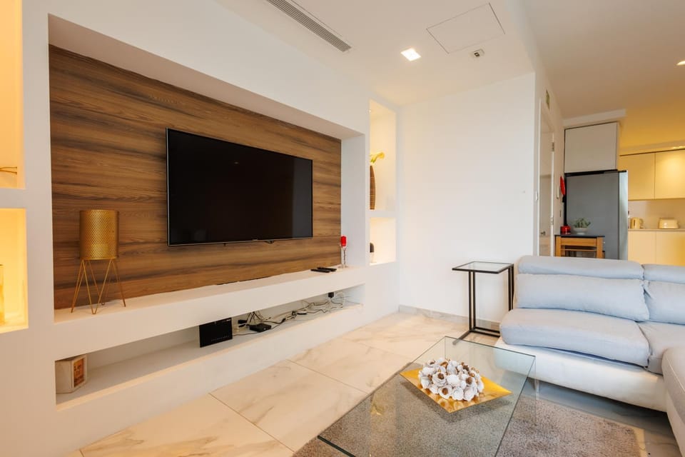 Communal lounge/ TV room, TV and multimedia, Living room, Seating area, Evening entertainment