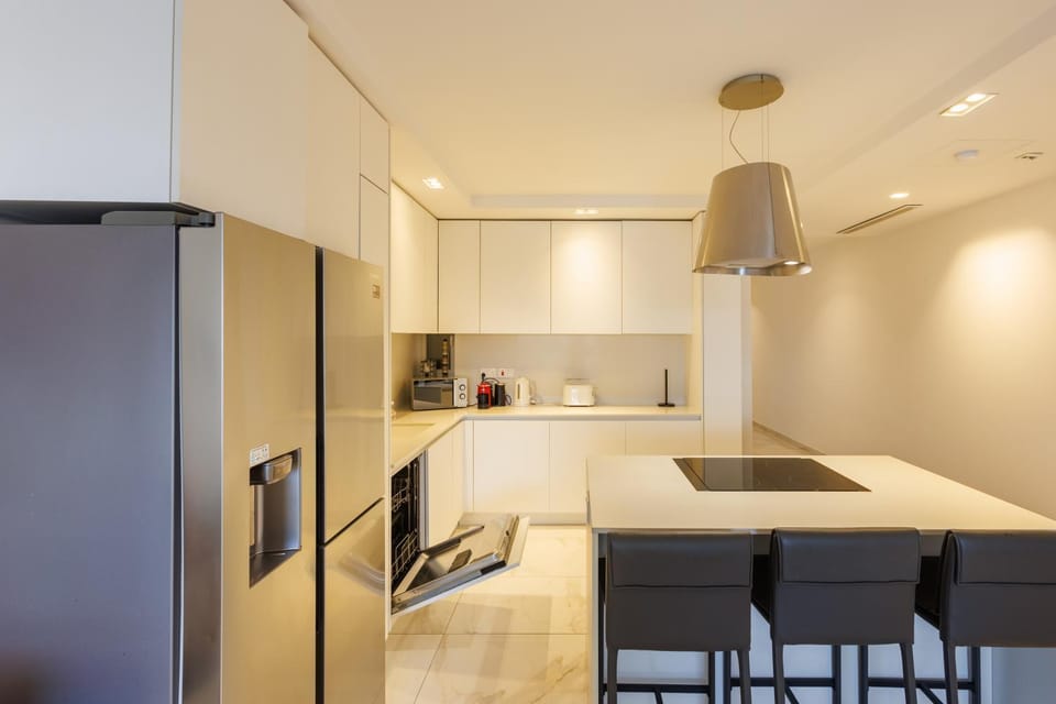 Kitchen or kitchenette, Dining area, minibar, oven, stove