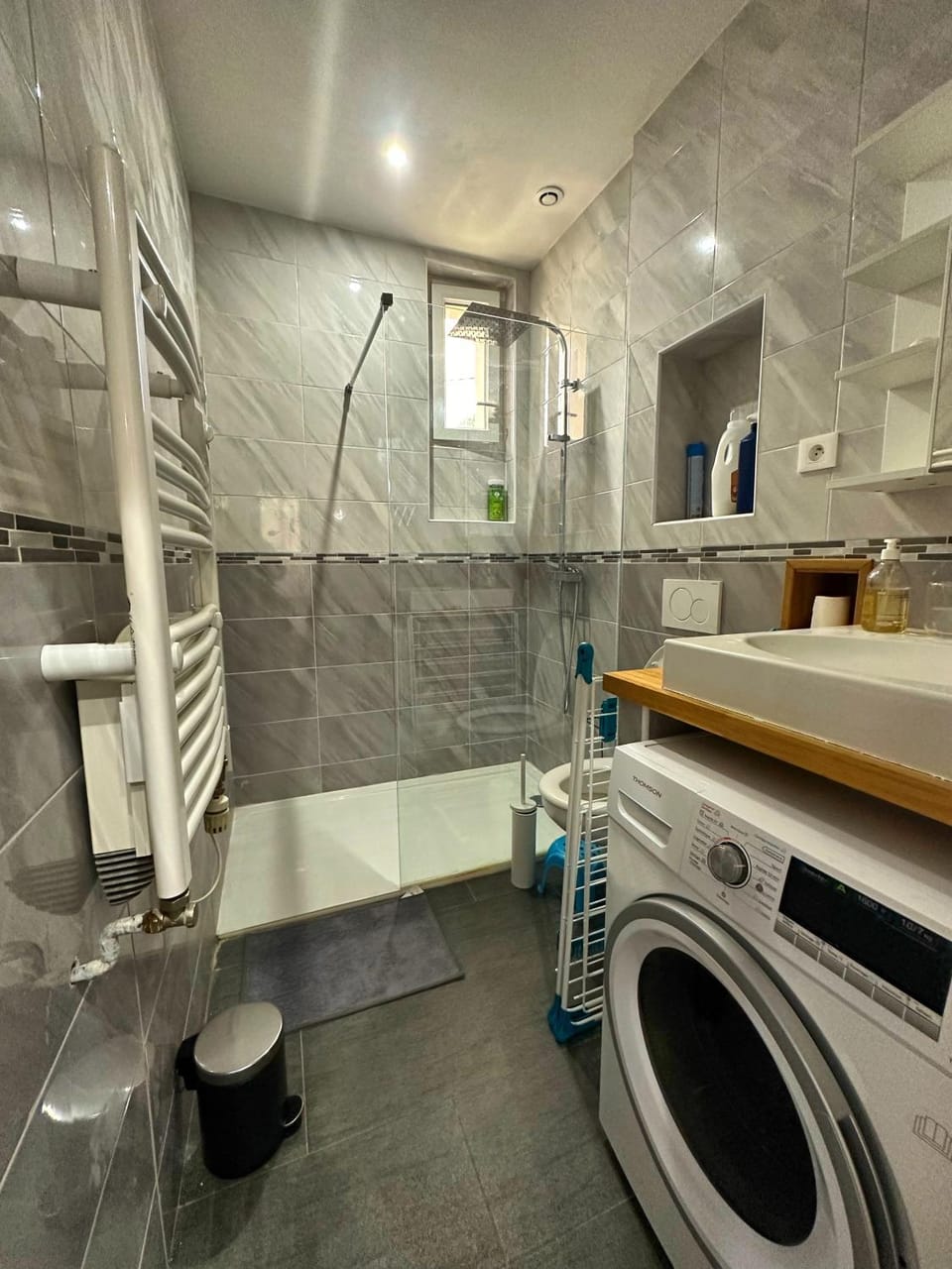 Shower, towels, washing machine