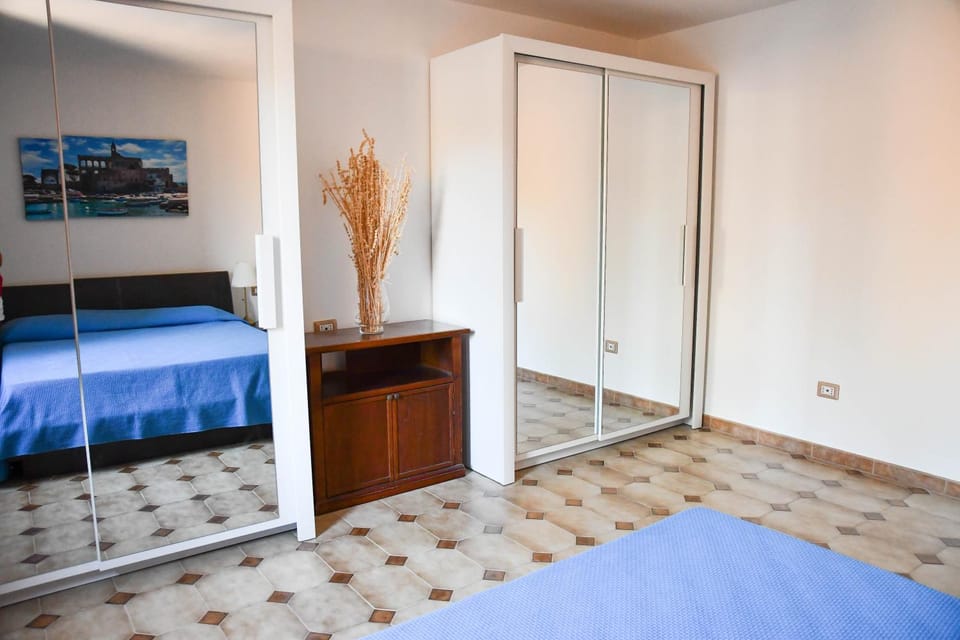 Bed, Photo of the whole room, Bedroom, internet, internet, wardrobe